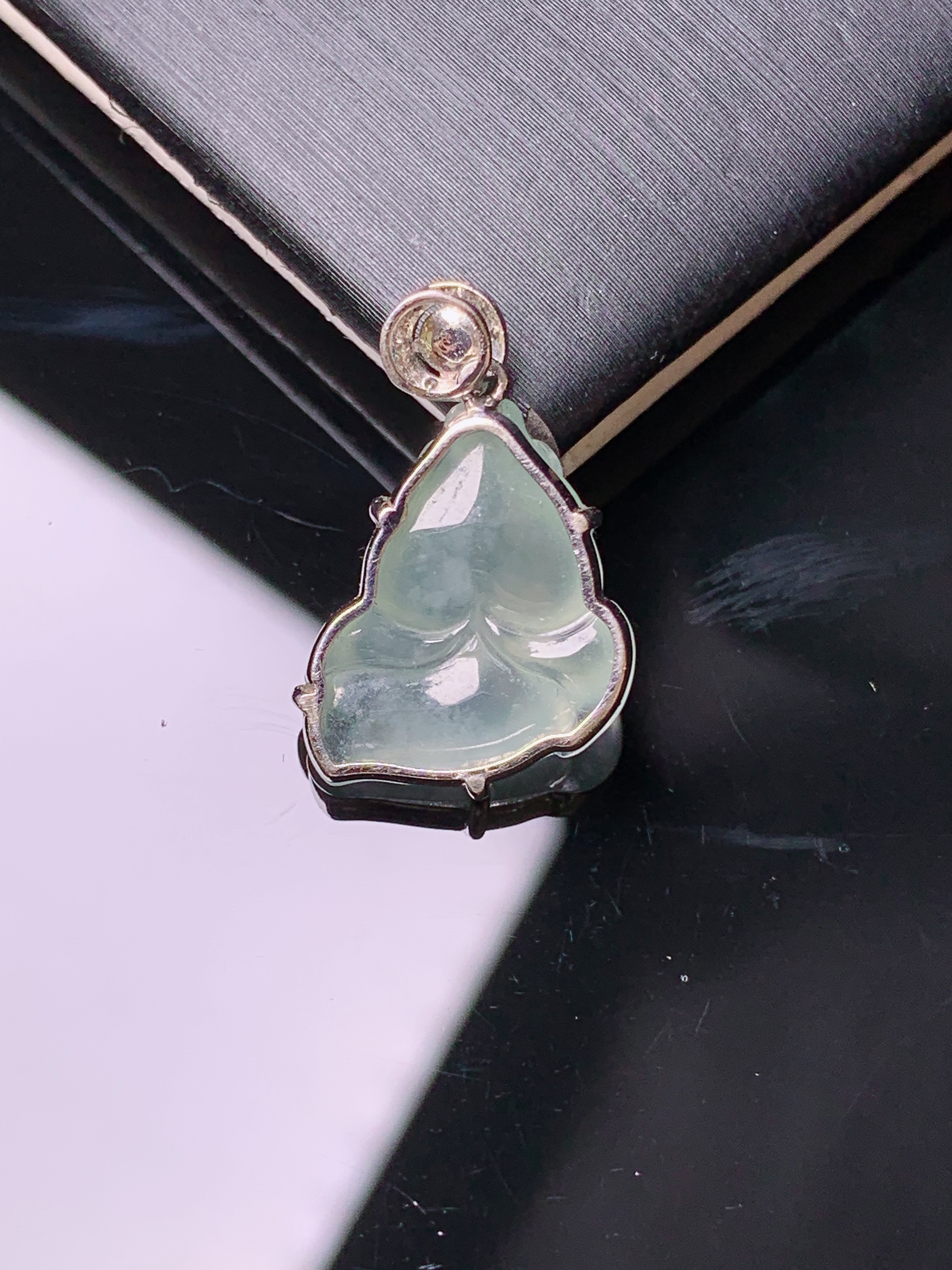 18k金钻镶嵌冰种金鱼吊坠 玉质细腻 色泽艳丽清新 水润亮眼 整体尺寸20.6*13.2*6c5