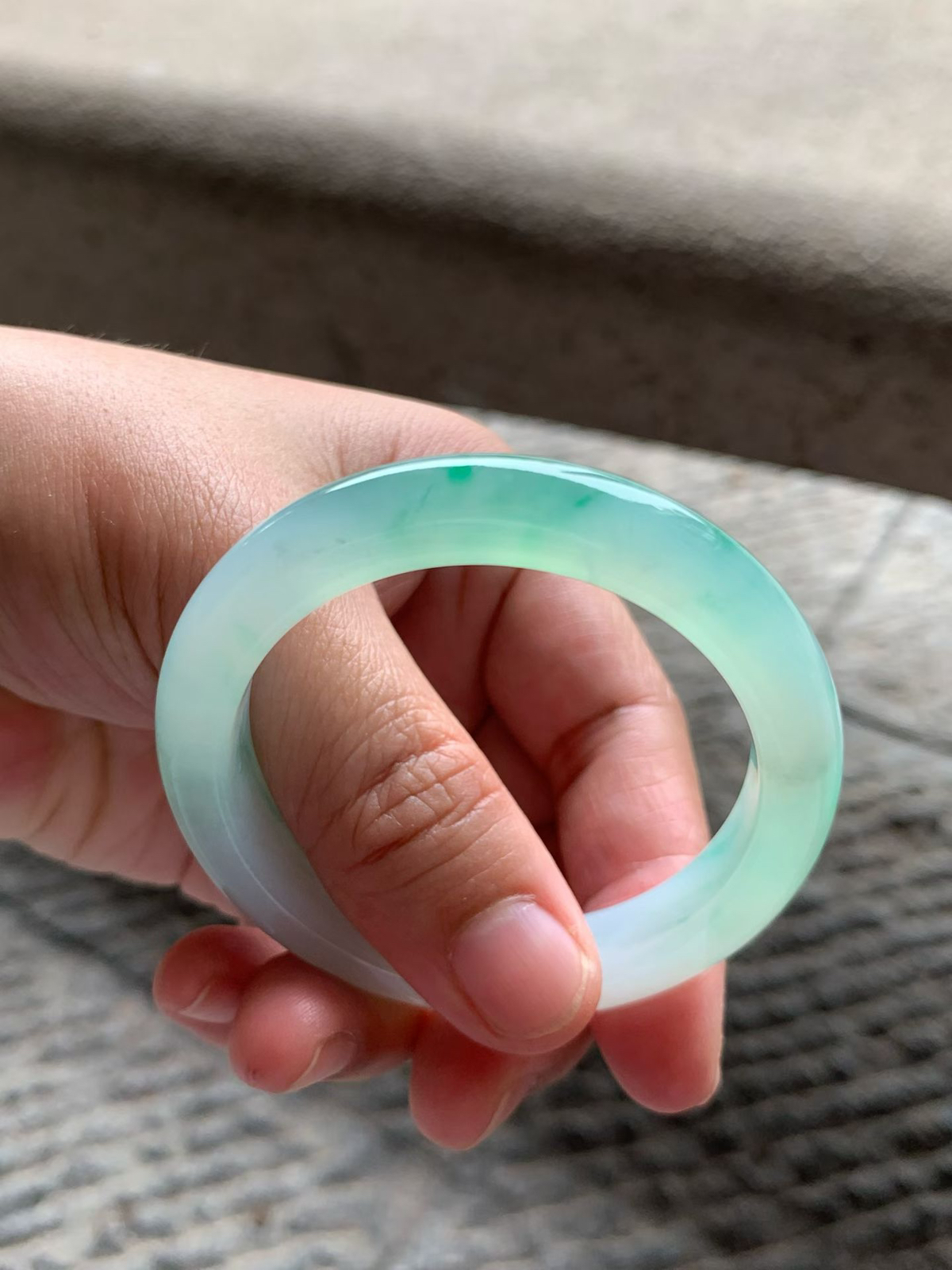 果绿色正圈手镯尺寸50.5*10*8.5 种质细腻，通透水润，颜色鲜亮灵动，上手清新甜美！