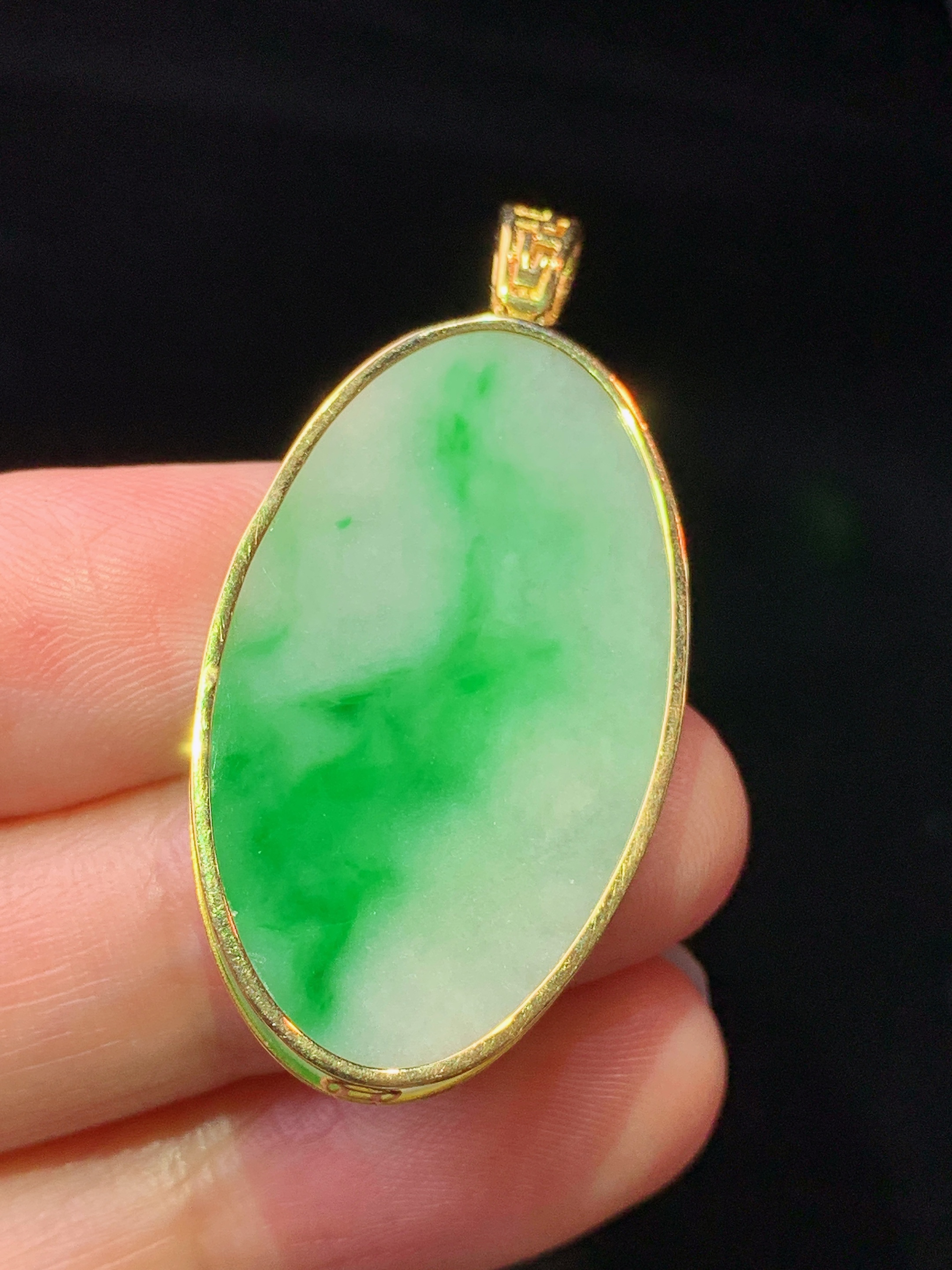 18k金镶嵌飘绿圆牌吊坠 玉质细腻 色泽艳丽清新 水润亮眼 整体尺寸40.3*19.5*3c5