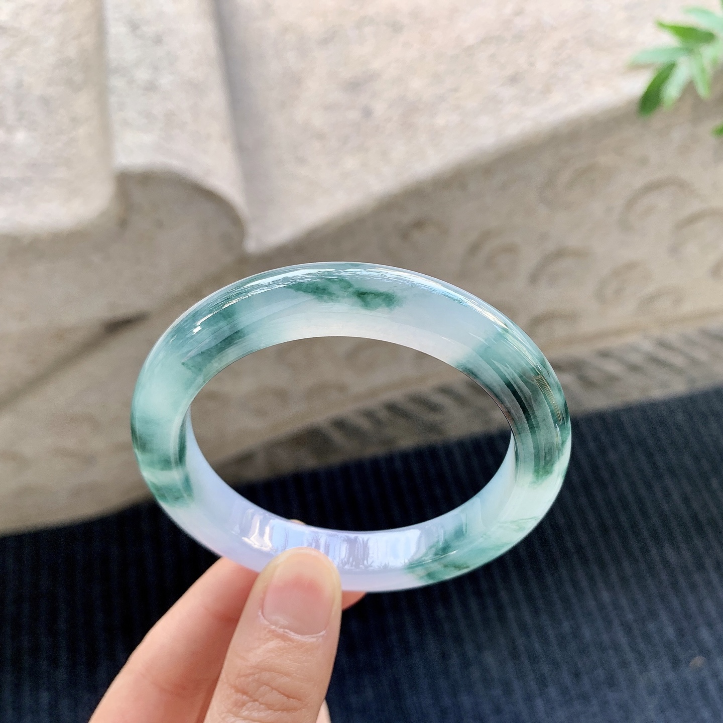 正圈55 56 【圈口】56/10.4/8.8 【编码】BA031360 【描述】冰糯紫罗兰飘花，水润，种老，细腻，打灯有絮线