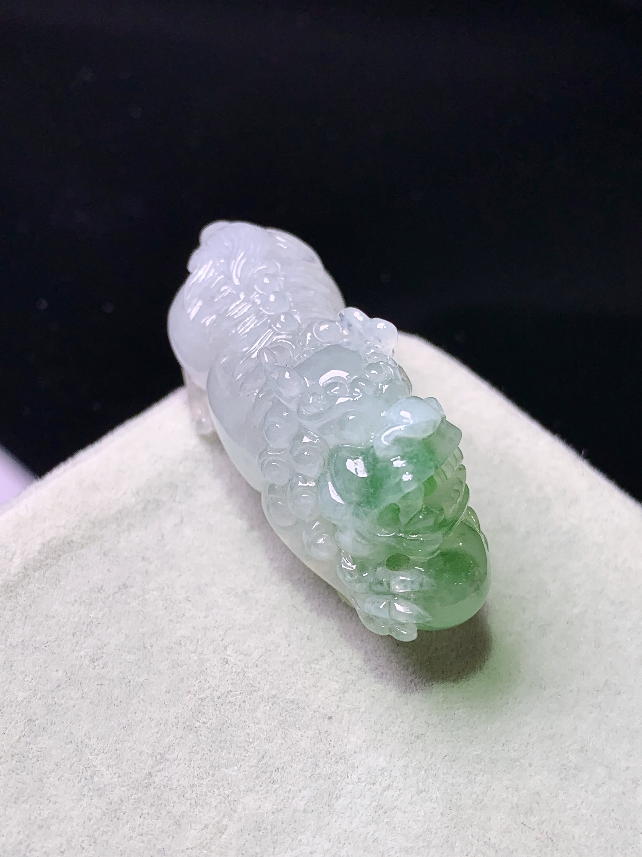 飘绿貔貅吊坠 玉质细腻 色泽艳丽清新 水润亮眼 整体尺寸36.2*12.6*14a5