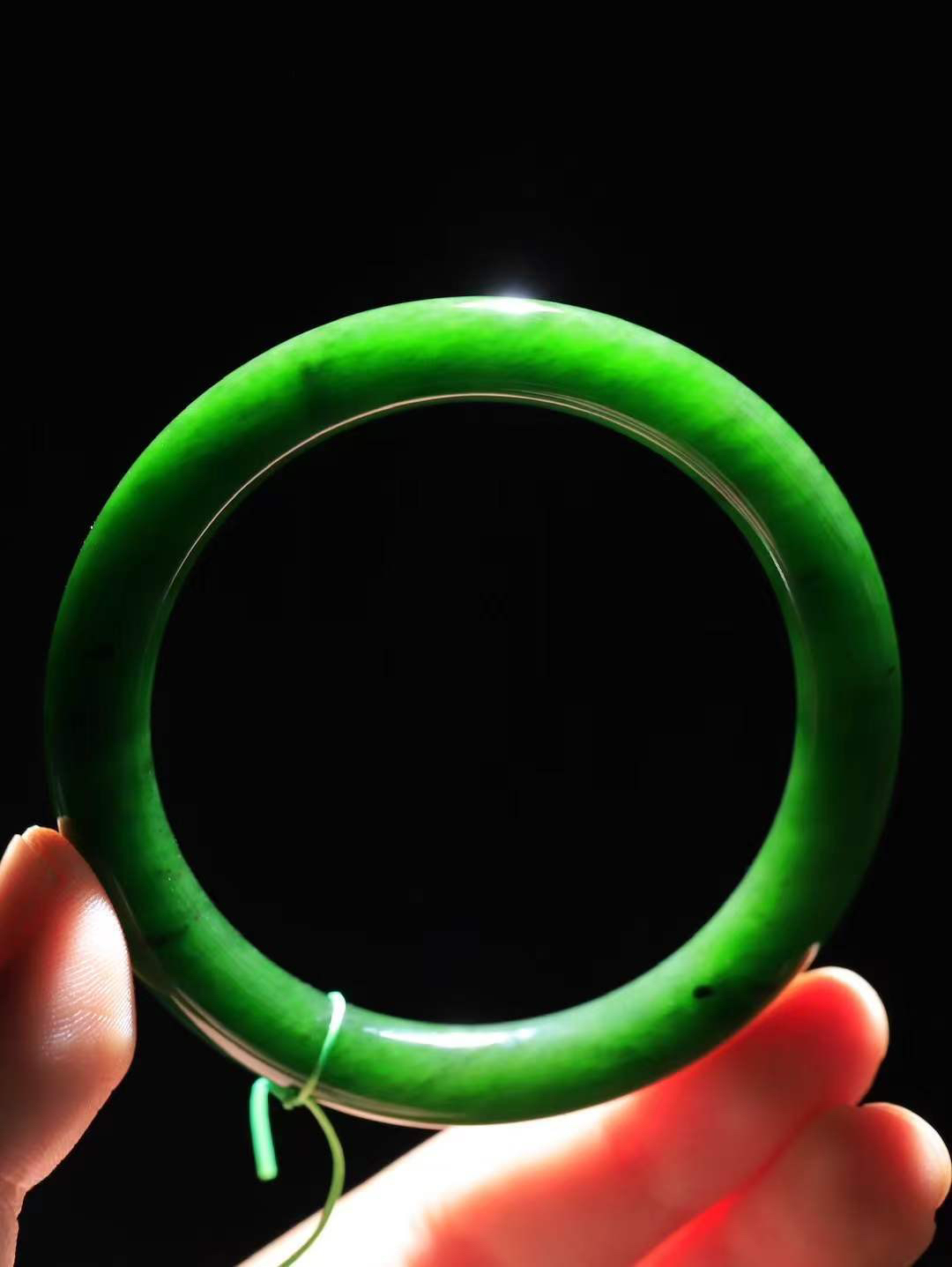 【碧波流转·手镯】

精品和田玉碧玉圆条手镯，玉质细腻温润，手感舒适，️线条流畅，简约大气，美自天成，佩戴于腕间，婉约之美，举手投足间透出那份低调奢华，醉人心扉。 重40.3克 内径圈口56mm尺寸8.7-9mm  FDL-4540833