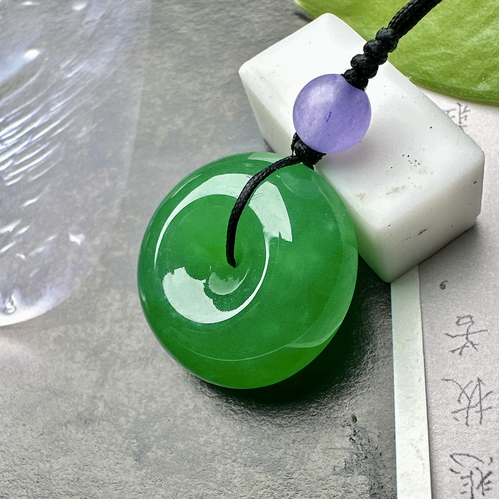 【冰种满绿平安扣】面包扣，很厚装，质地非常细腻，冰润十足，种老冰透，收藏品质。