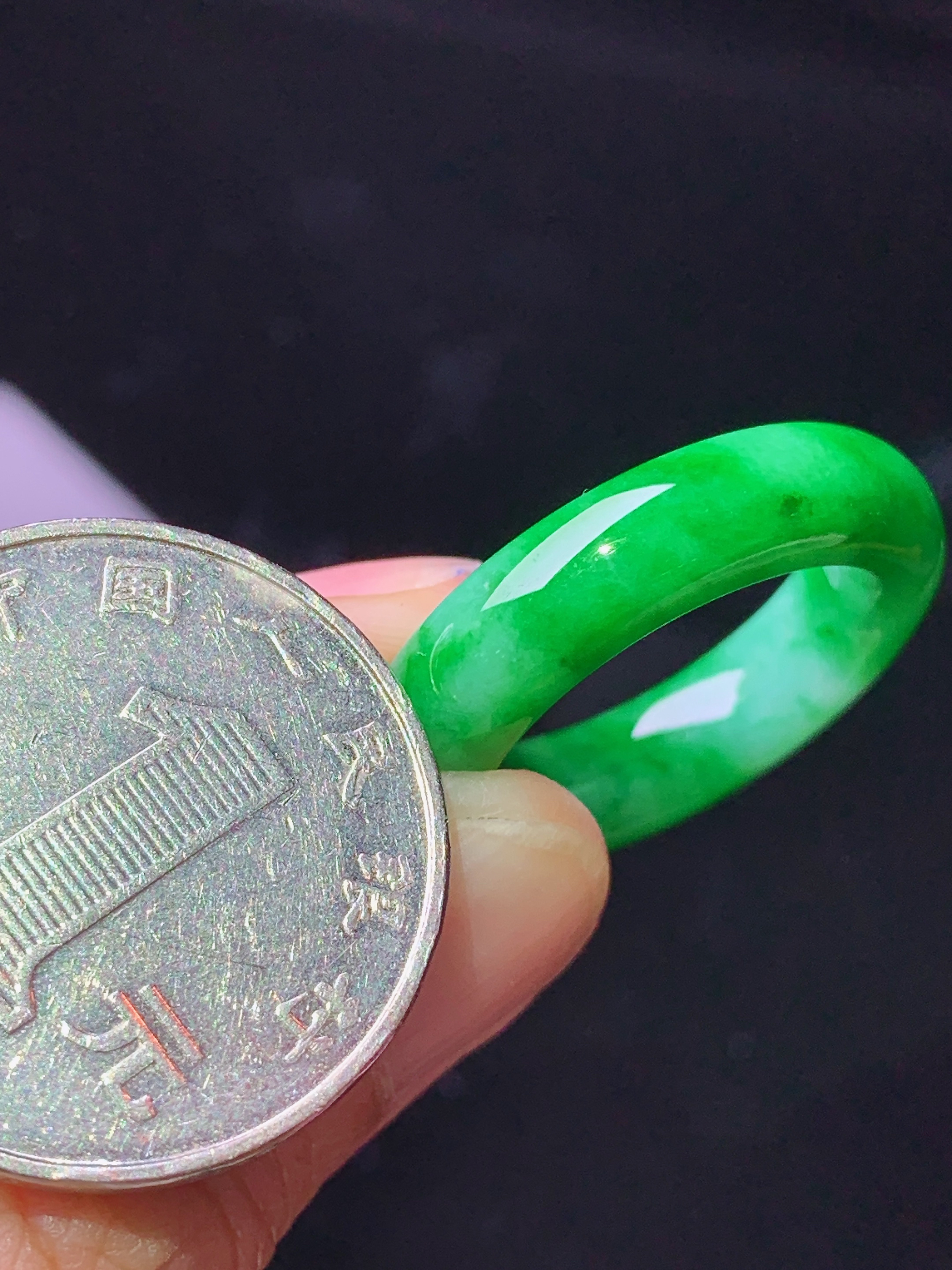 满绿指环吊坠 玉质细腻 色泽艳丽清新 水润亮眼 圈口15 整体尺寸26.3*5.6x1