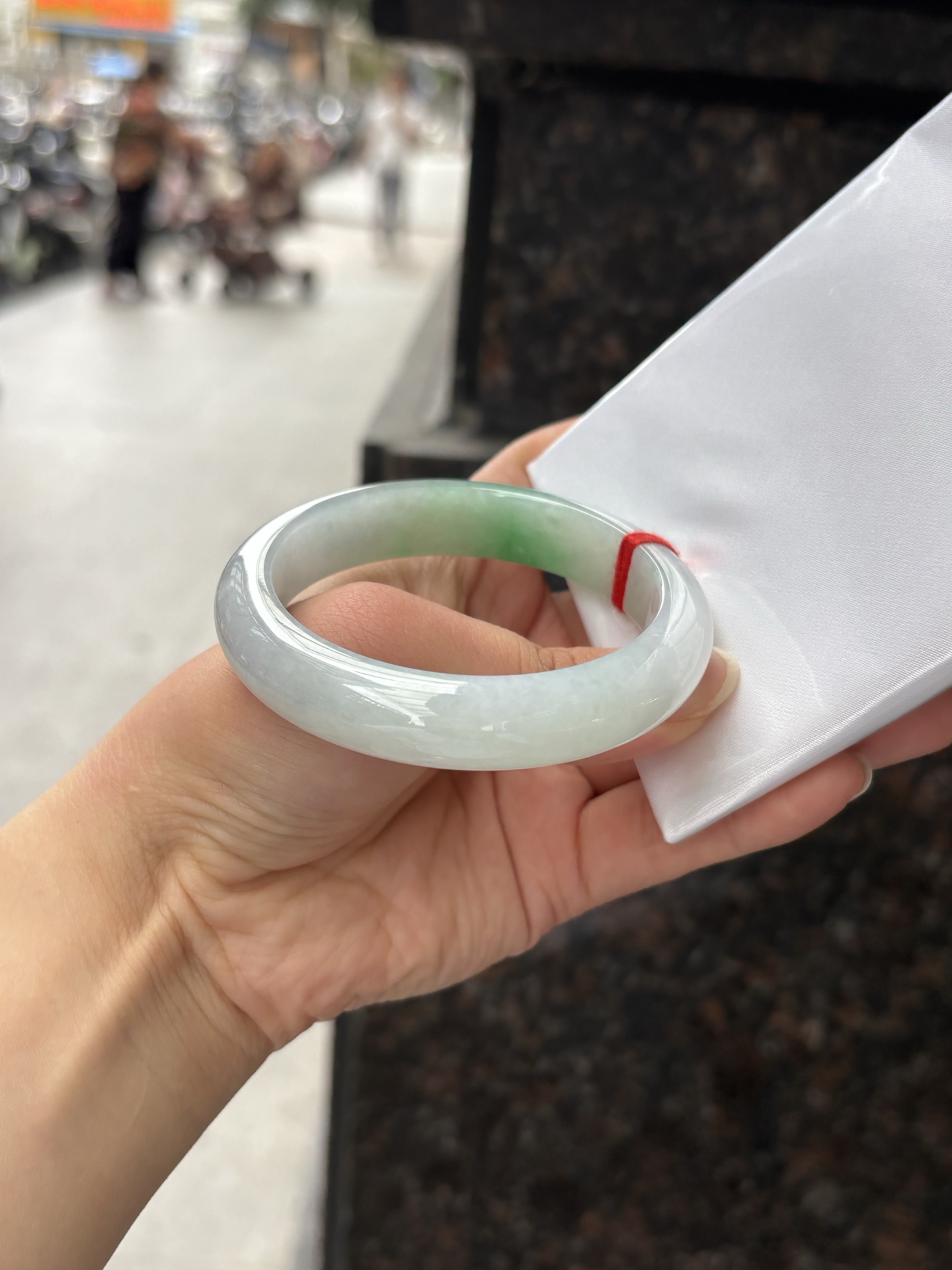 飘阳绿正圈 55-12.1-8.5 0408-N376-1 打灯细纹不影响，阳绿花色泽鲜艳，底妆白净细腻，佩戴亮眼鲜艳又贵气。