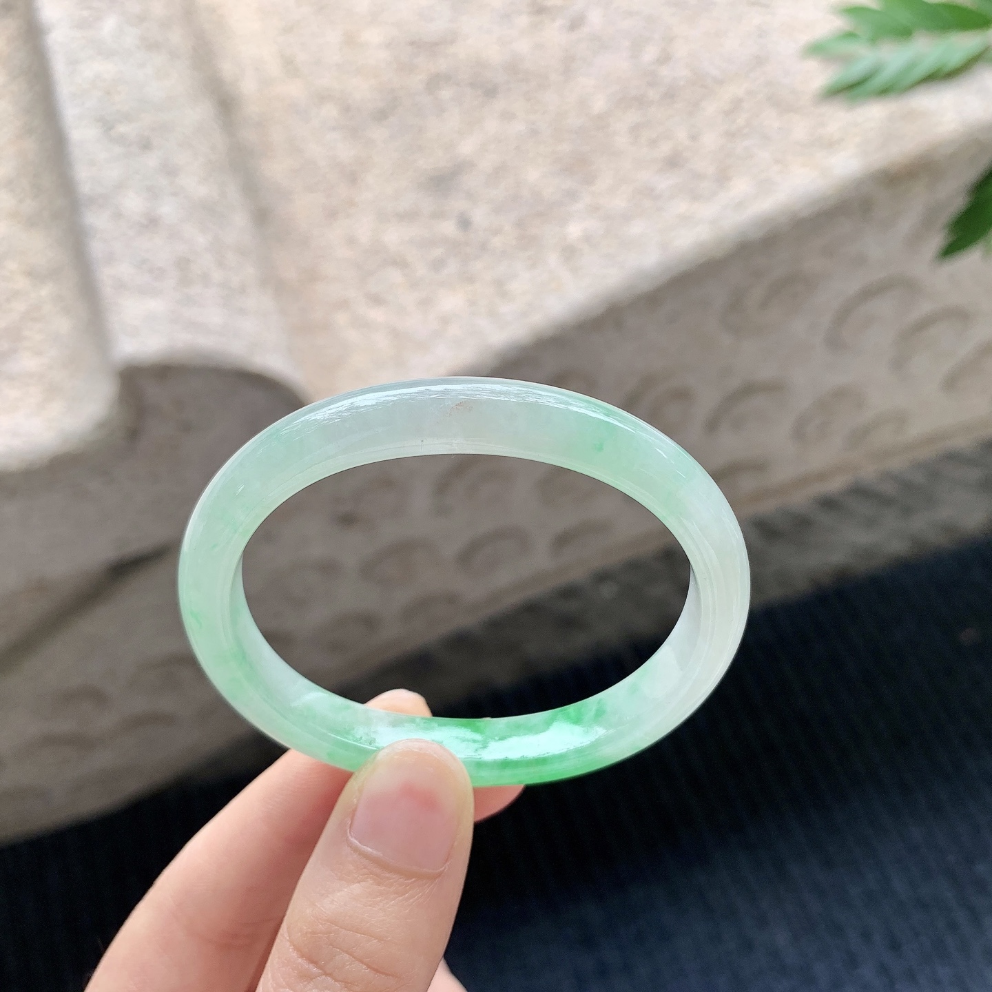 贵妃51 52【圈口】52.2/44/8.7/6.2【编码】GL040946【描述】糯冰种飘绿，水润，种老，细腻，打灯有纹线