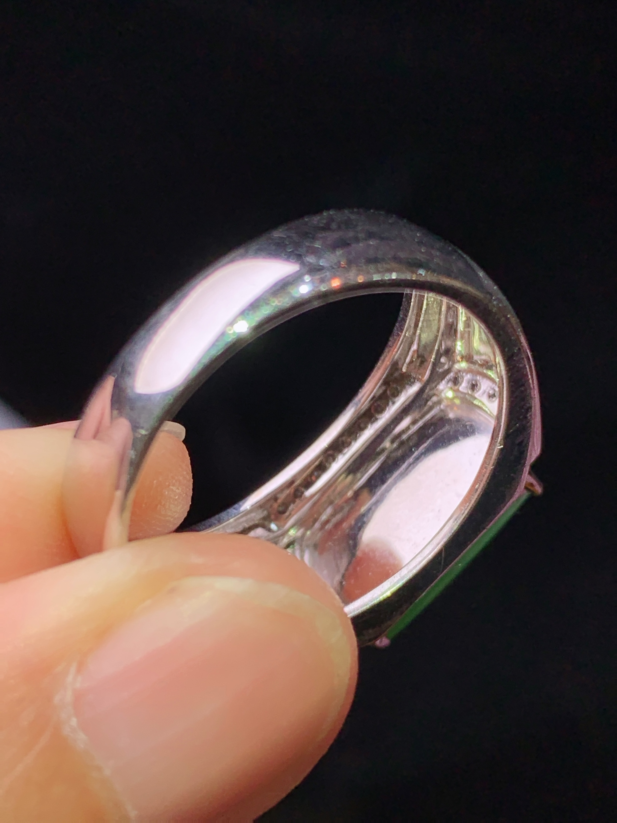 18k金钻镶嵌翠绿马鞍戒指吊坠 玉质细腻 色泽艳丽清新 水润亮眼 圈20.5 裸石尺寸7.2*13.8*3.8