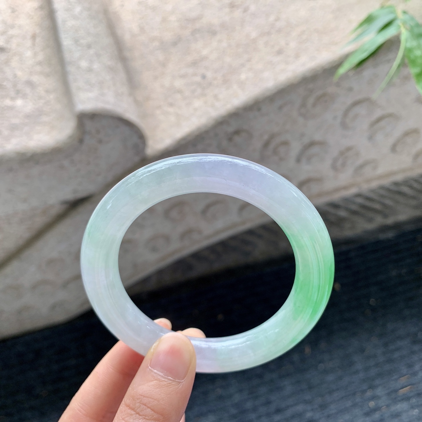 圆条55 56 【圈口】56.6/10.7/11.2 【编码】BA032561 【描述】春彩，飘绿，水润，种老，有纹线