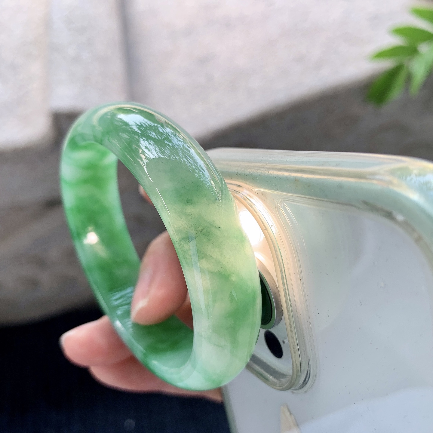 贵妃53 54【圈口】54.5/47.8/14.8/7.8【编码】A1010960【描述】辣绿，水润，种老，细腻，打灯有絮线