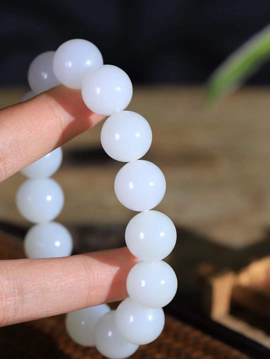 【珠圆玉润.手串】

精品和田玉白玉珠圆玉润手串 玉质温润细腻  整串打磨圆润，佩戴舒适。珠珠落玉盘，间关莺语花底滑，一生美好时光，无论身在何处，都有它相伴相守。事事顺遂，幸福美满，吉祥如意。重78.4克 尺寸取一15mmFDT-1640813