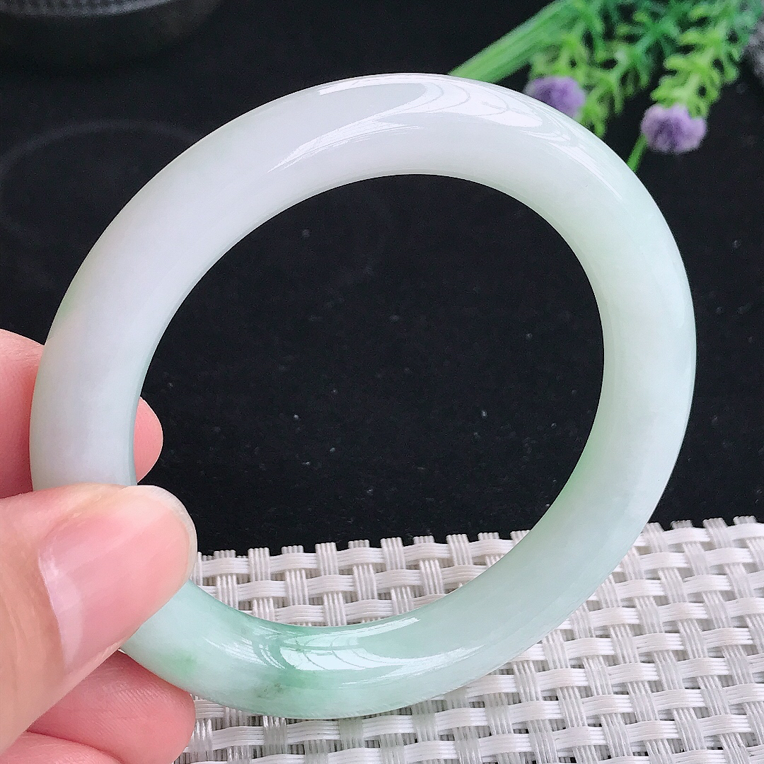 实拍A货翡翠52/9.6/9.8老坑冰润飘绿圆条手镯宽边玉镯平安镯美人镯
