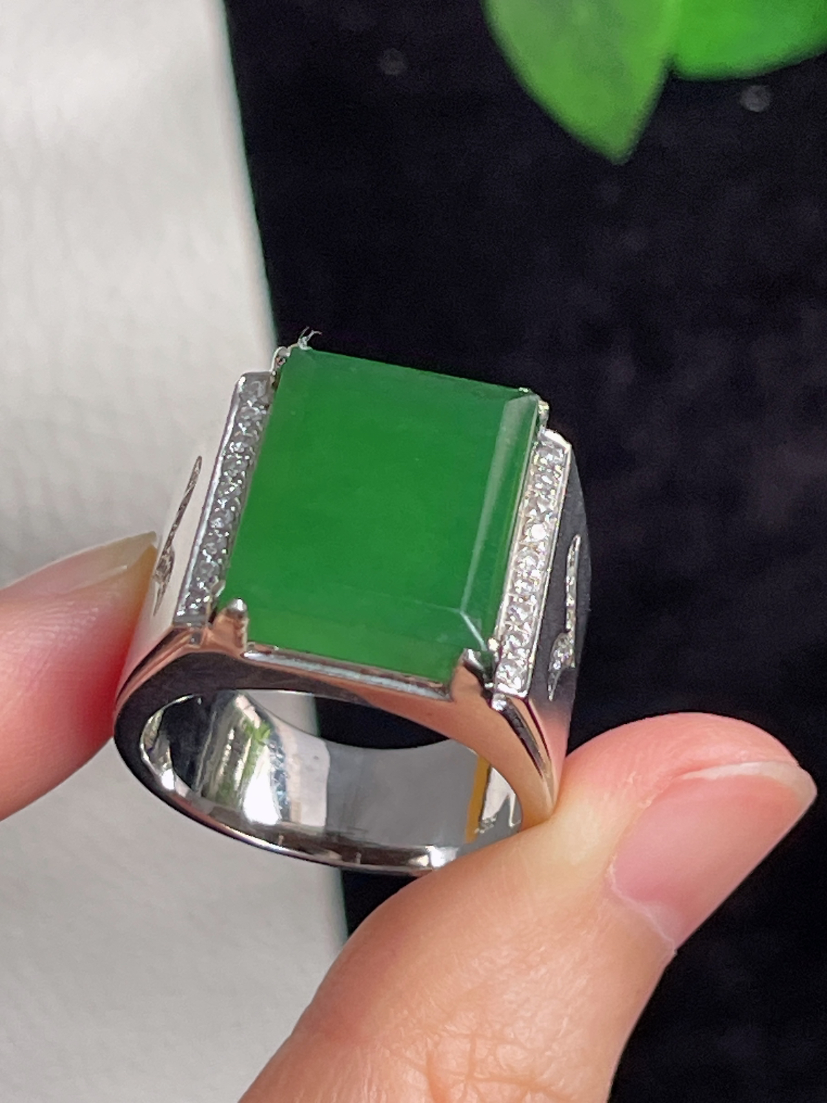 18k金翡翠冰糯种满绿男士戒指