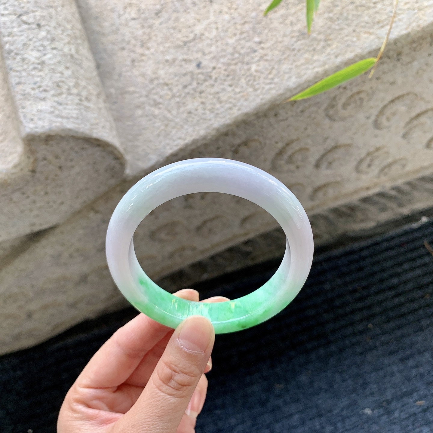 正圈 57 58【圈口】58.4/12.8/9【编码】BA011179【描述】糯冰飘阳绿，水润，种老，细腻，有棉纹线