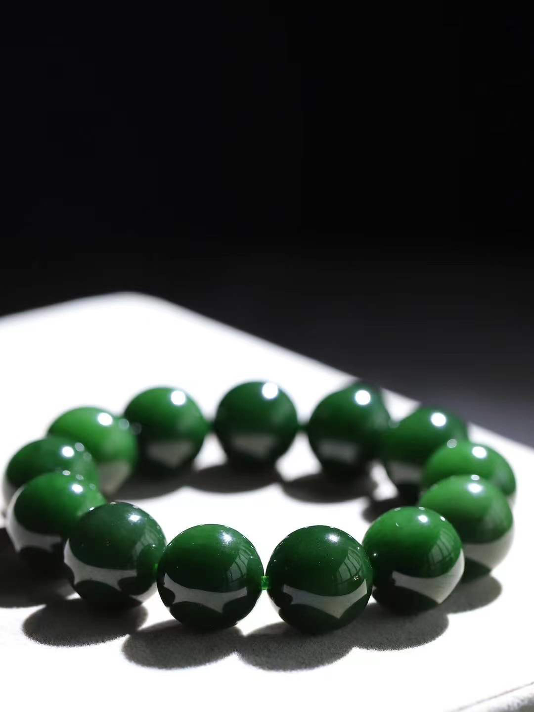 【珠圆玉润.手串】

收藏级臻品️和田玉碧玉珠圆玉润手串 玉质温润细腻  整串打磨圆润，佩戴舒适。珠珠落玉盘，间关莺语花底滑，一生美好时光，无论身在何处，都有它相伴相守。事事顺遂，幸福美满，吉祥如意。重103.6克 尺寸取一17mm FDT-1640813