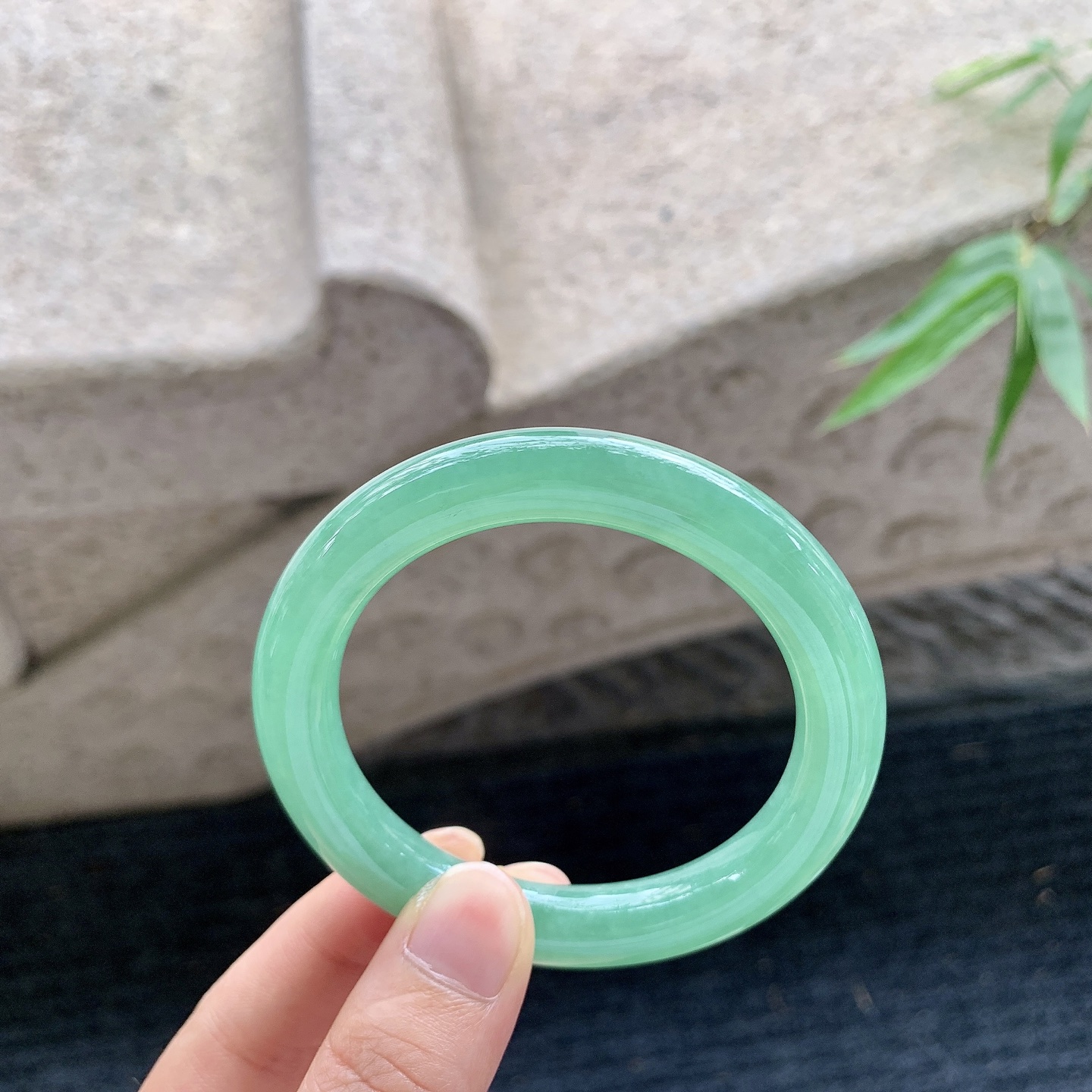 圆条51 52【圈口】52.8/9.8/9.7【编码】FL040367【描述】满绿，水润，种老，有纹线