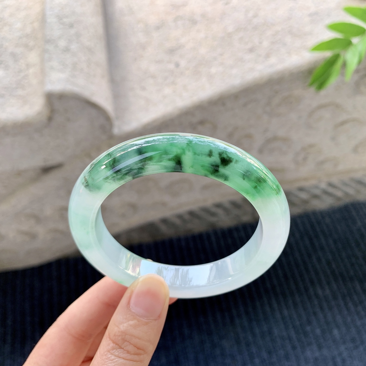 正圈54 55【圈口】55.7/11.2/9.7【编码】DW040966【描述】冰糯绿花，清透，水润，种老，细腻，打灯有棉线