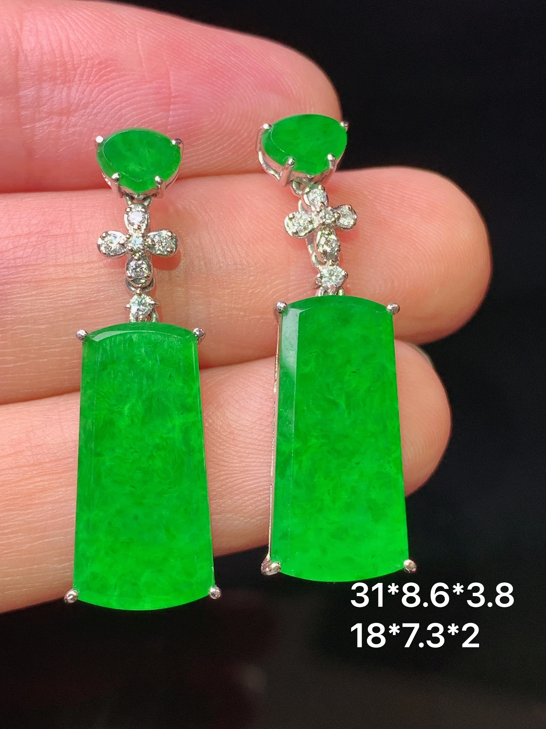 18k金钻镶嵌满绿无事牌耳坠 玉质细腻 色泽艳丽清新 水润亮眼 整体尺寸31*8.6*3.8L2