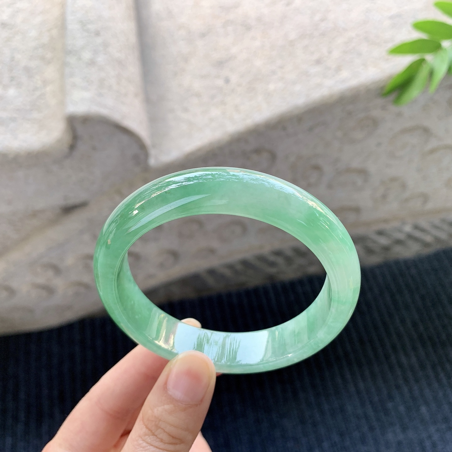 正圈58 59【圈口】59.2/13.8/8.3【万【编码】GF120611【描述】飘绿，水润，种老，细腻，打灯有絮线