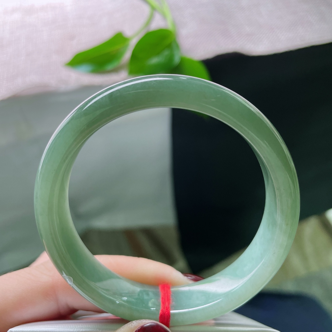 53.7/13.4/6.8。油青正圈，水润细腻，种老，佩戴沉稳，一点皮纹不显，ss49223a