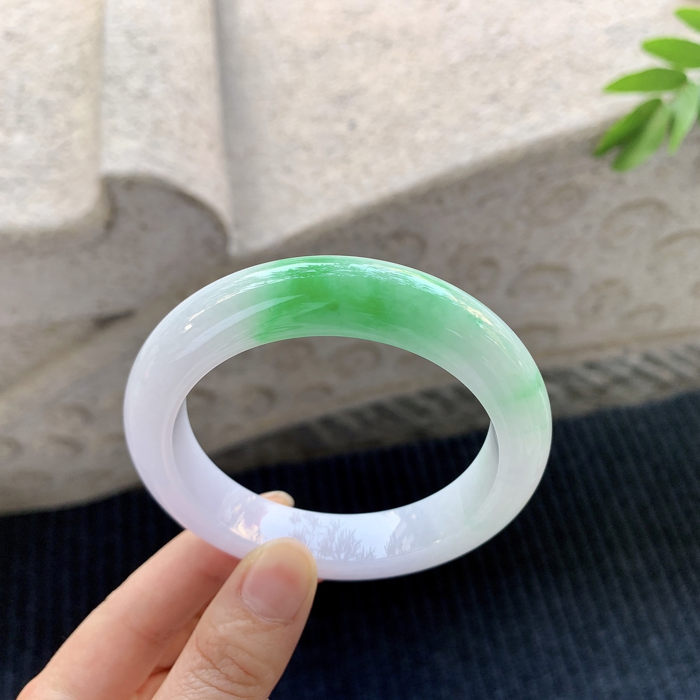 正圈57 58 【圈口】57.8/12.8/10 【编码】BA032960 【描述】糯冰椿彩，水润，种老，细腻，打灯有纹线