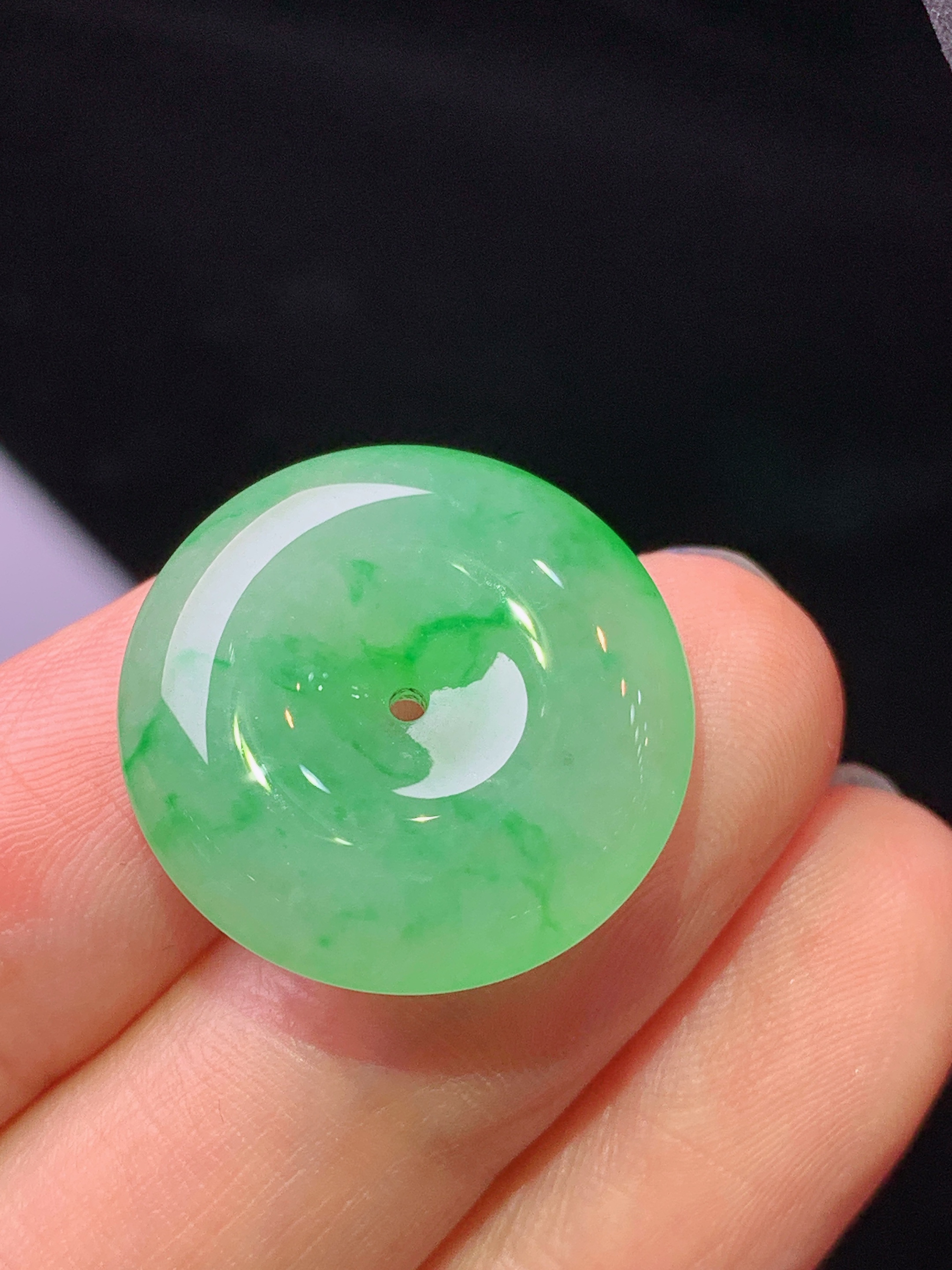 翠绿平安扣吊坠 玉质细腻 色泽艳丽清新 水润亮眼 整体尺寸20.5*6x1