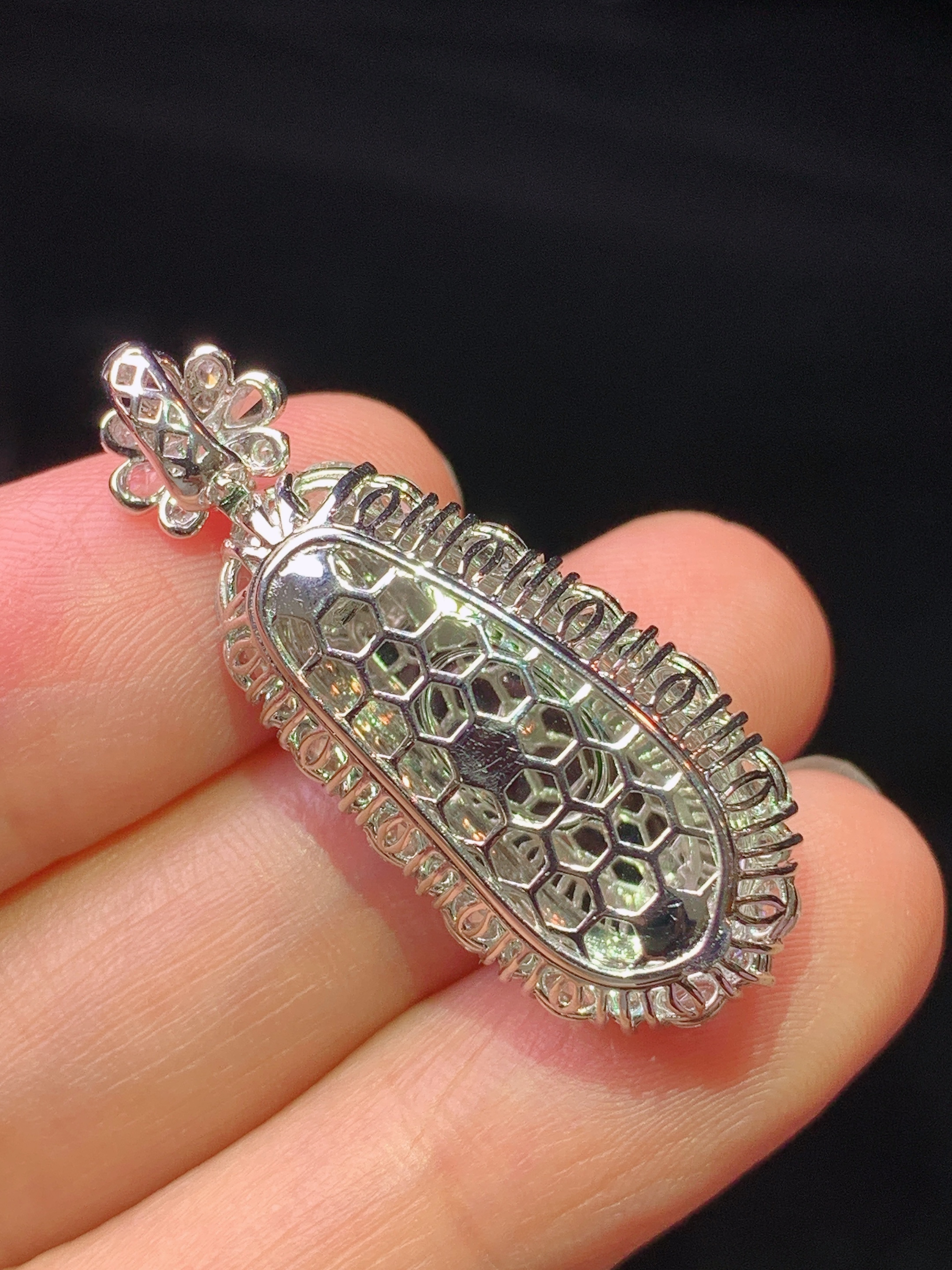 18k金钻镶嵌满绿四季豆吊坠 玉质细腻 色泽艳丽清新 水润亮眼 整体尺寸34.8*14.2*11.5h1