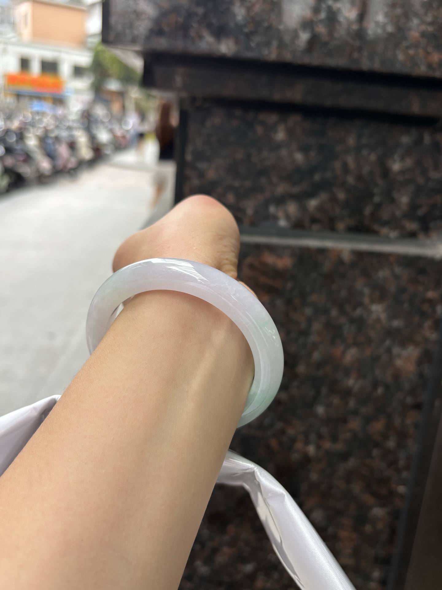 春彩正圈 55.6-11.3-9 0408-N376-2 打灯多处棉纹，底妆干净细腻，阳绿花色碰上梦幻般的春，像是融化了的春天，所有的美好交织在一起，让人心生宁静而淡淡的欢喜