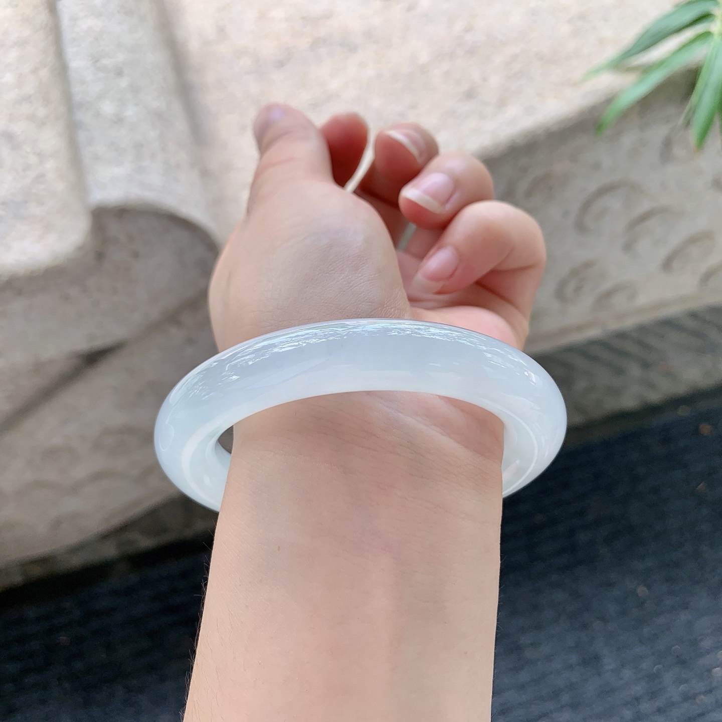 圆条54 55【圈口】55.8/11.6/11.5【编码】DW012160【描述】糯冰底色飘绿，水润，种老，细腻，无纹裂