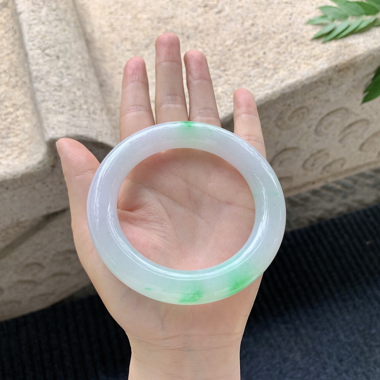 圆条59 60【圈口】60.2/12.3/12.5【编码】BA040907【描述】细糯飘绿，水润，种