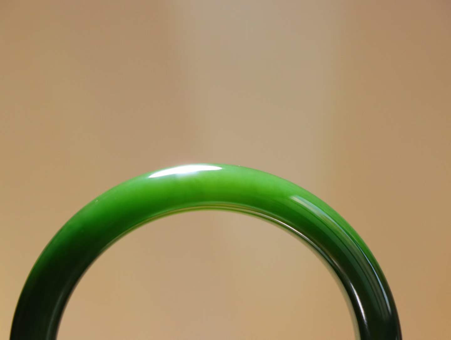 【腕间柔情】

和田玉碧玉菠菜绿手镯，俄料七号矿 红皮老料，玉质温润细腻 油性十足，色泽匀称，️款式精美时尚，佩戴美观惹眼，美自天成，婉约之美，举手投足间透出那份低调奢华。

重45克 圈口53mm尺寸53-11.8-8.5mm O18823207130