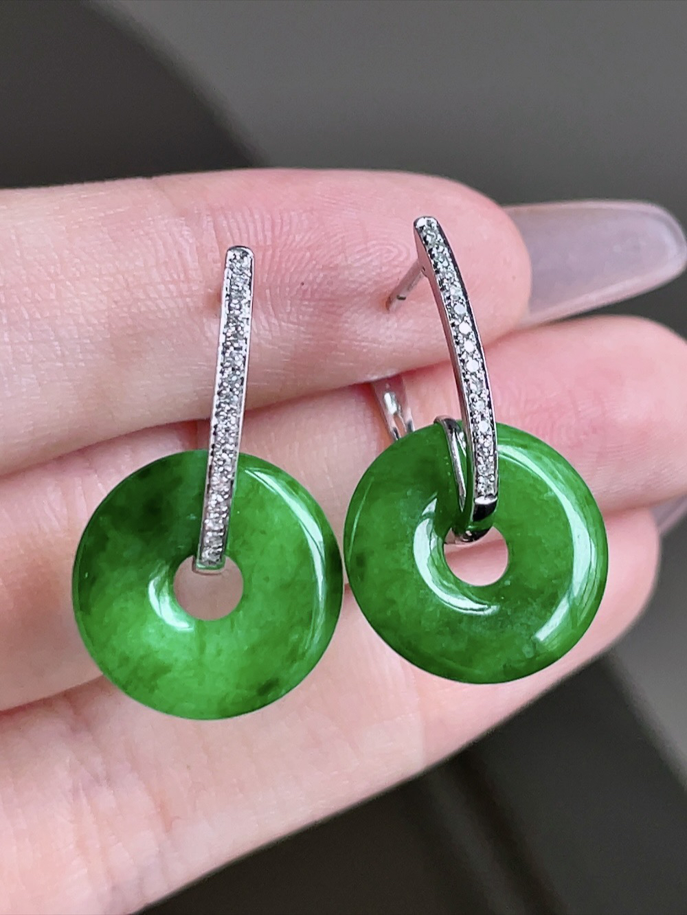 ️ 满绿甜甜圈耳坠 
色泽浓郁 种老水润 18k金镶嵌
尺寸25.5/15.6/2.8