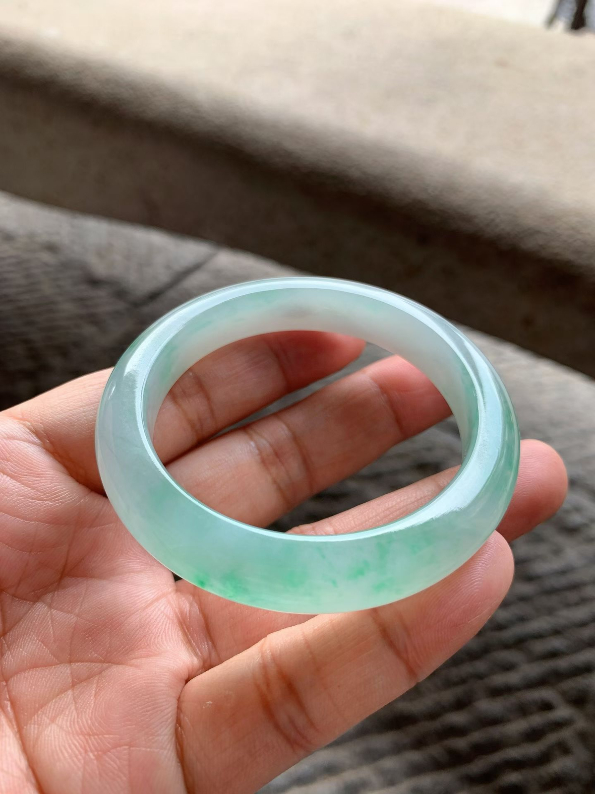 果绿色正圈手镯尺寸50.5*10*8.5 种质细腻，通透水润，颜色鲜亮灵动，上手清新甜美！