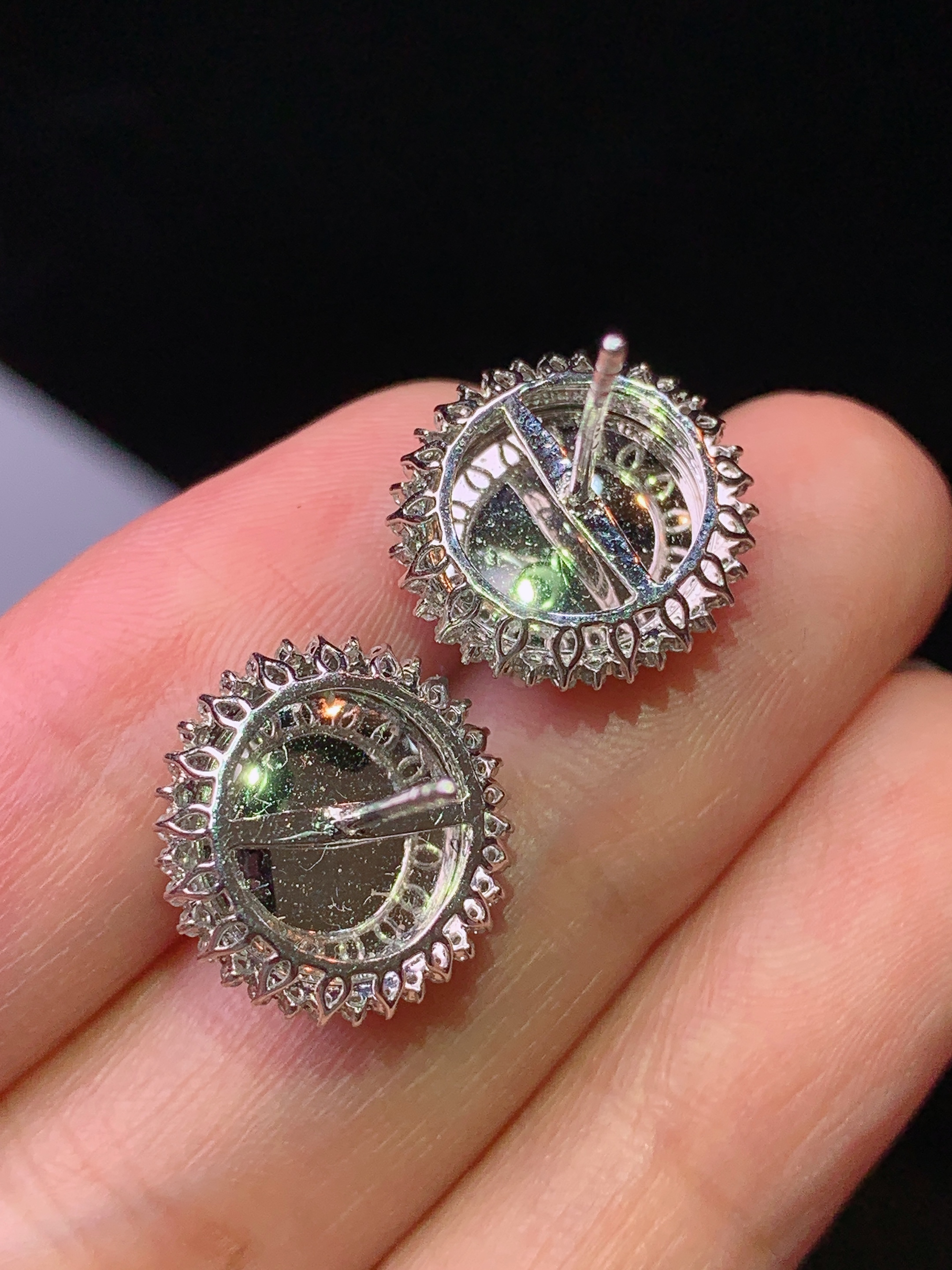 18k金钻镶嵌翠绿蛋面耳钉 玉质细腻 色泽艳丽清新 水润亮眼 整体尺寸14.3*13.5*8.5L2