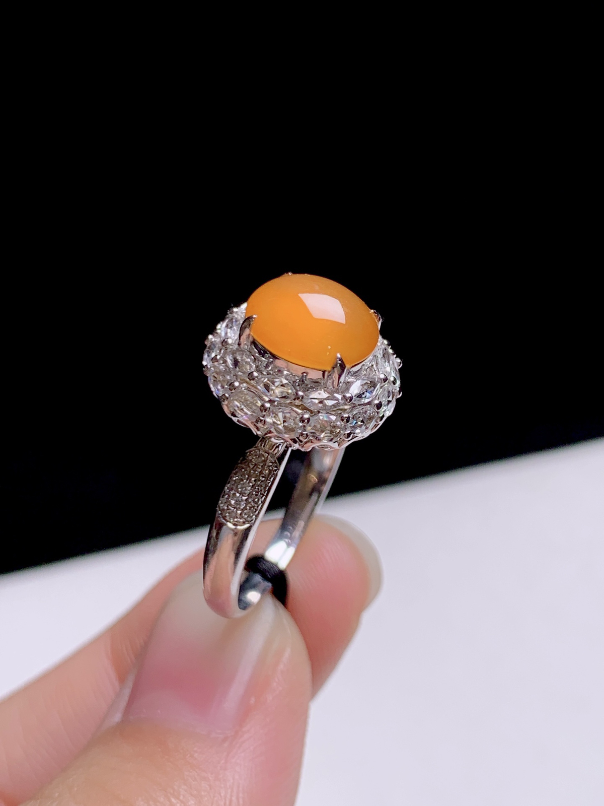 冰黄翡蛋面戒指
18k金钻镶嵌