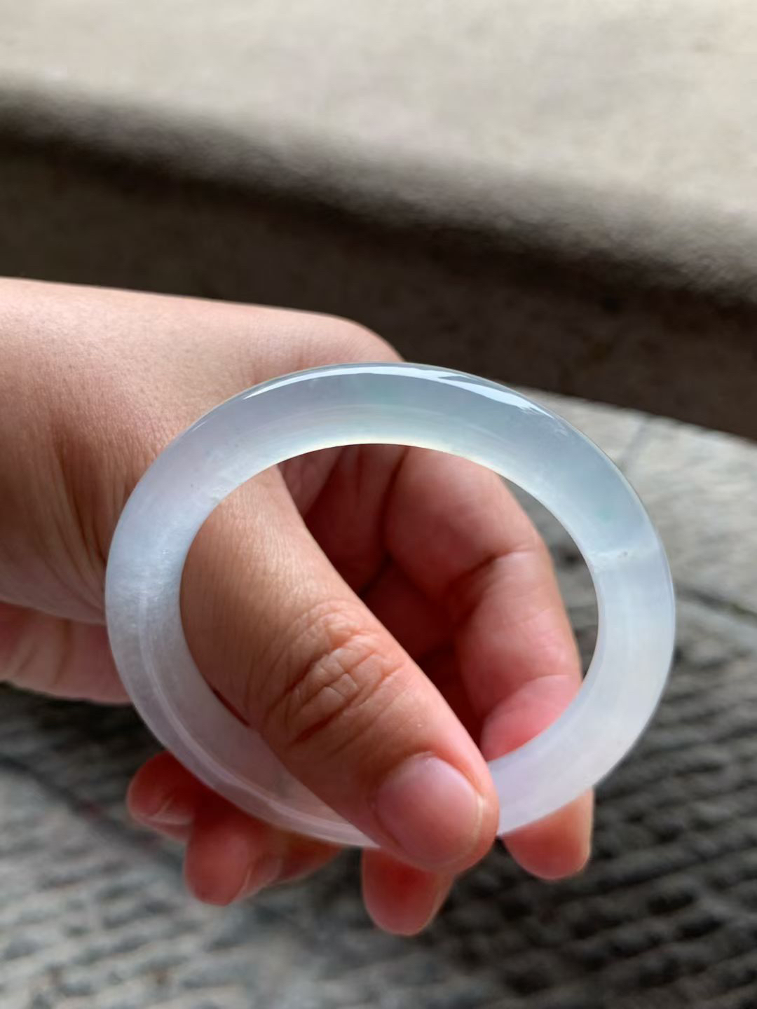 冰飘绿丝圆条手镯尺寸52*9*9 老种，通体清透，胶感十足，泛荧光，一缕绿丝灵气清新，简约却点晴！