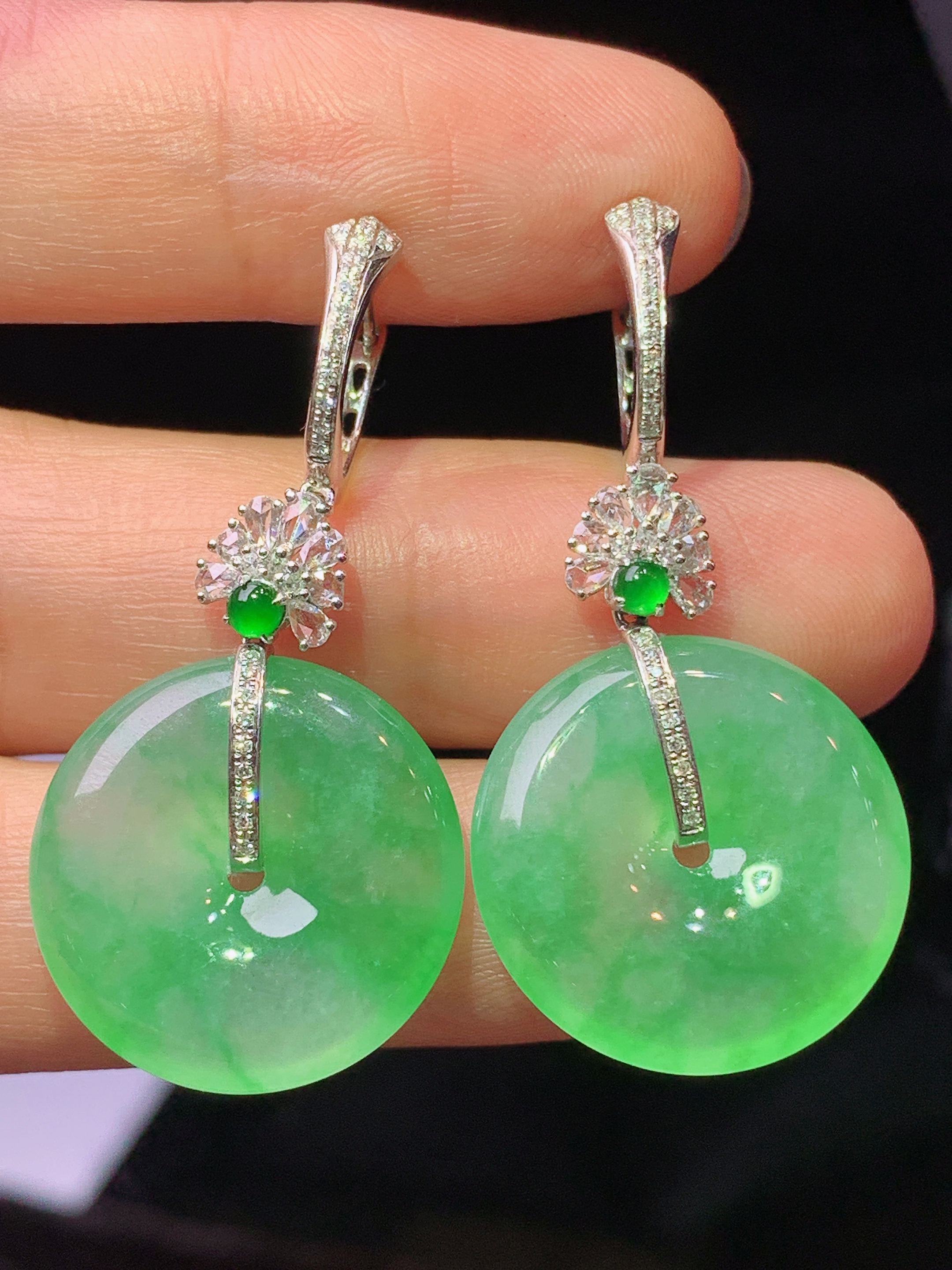 18k金钻镶嵌翠绿平安扣耳坠 玉质细腻 色泽艳丽清新 水润亮眼 整体尺寸38*19*4.2c5