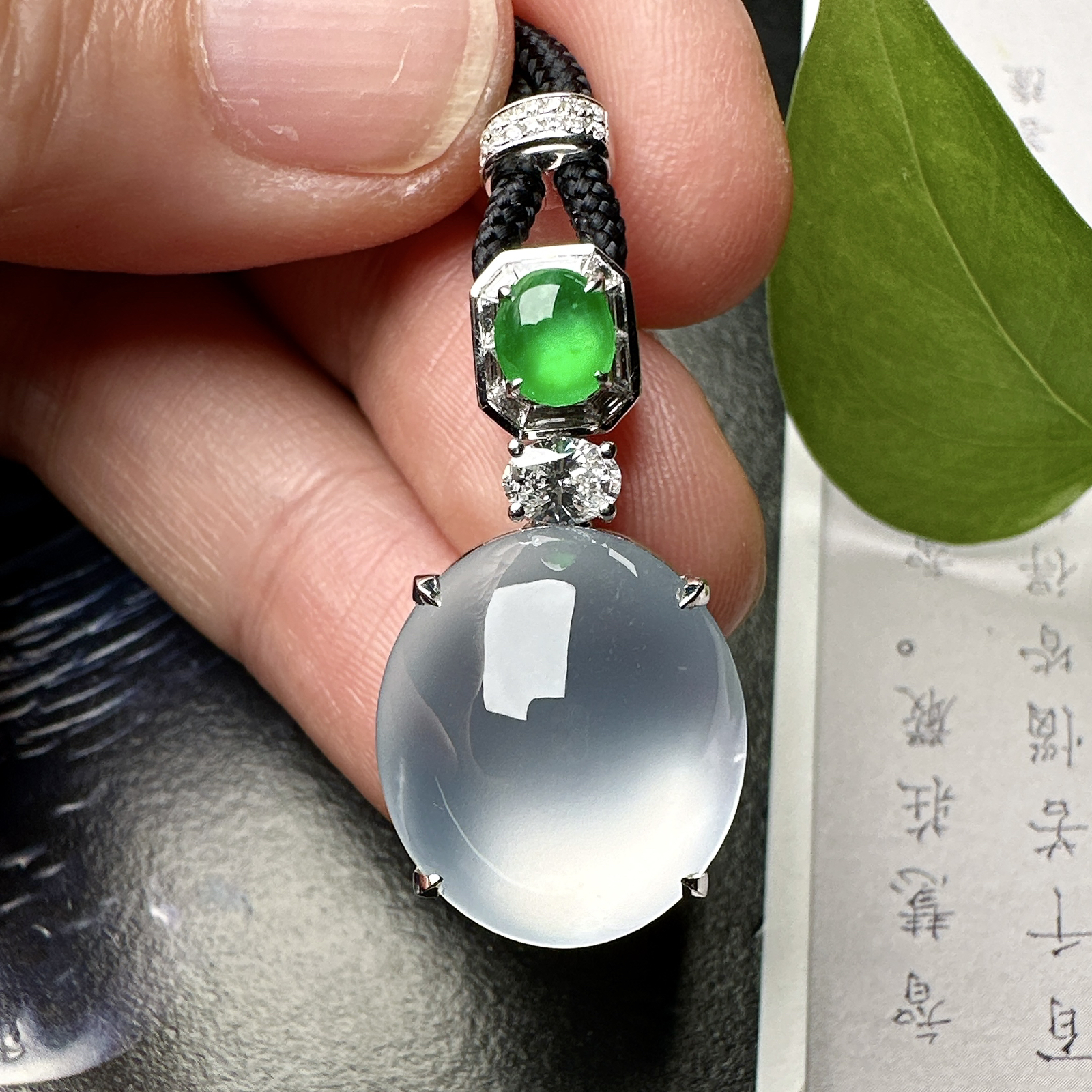 【玻璃蛋面吊坠】质地细腻清爽，玻璃色泽，荧光感强烈，18K金钻镶嵌，裸石尺寸16.7*15*7毫米