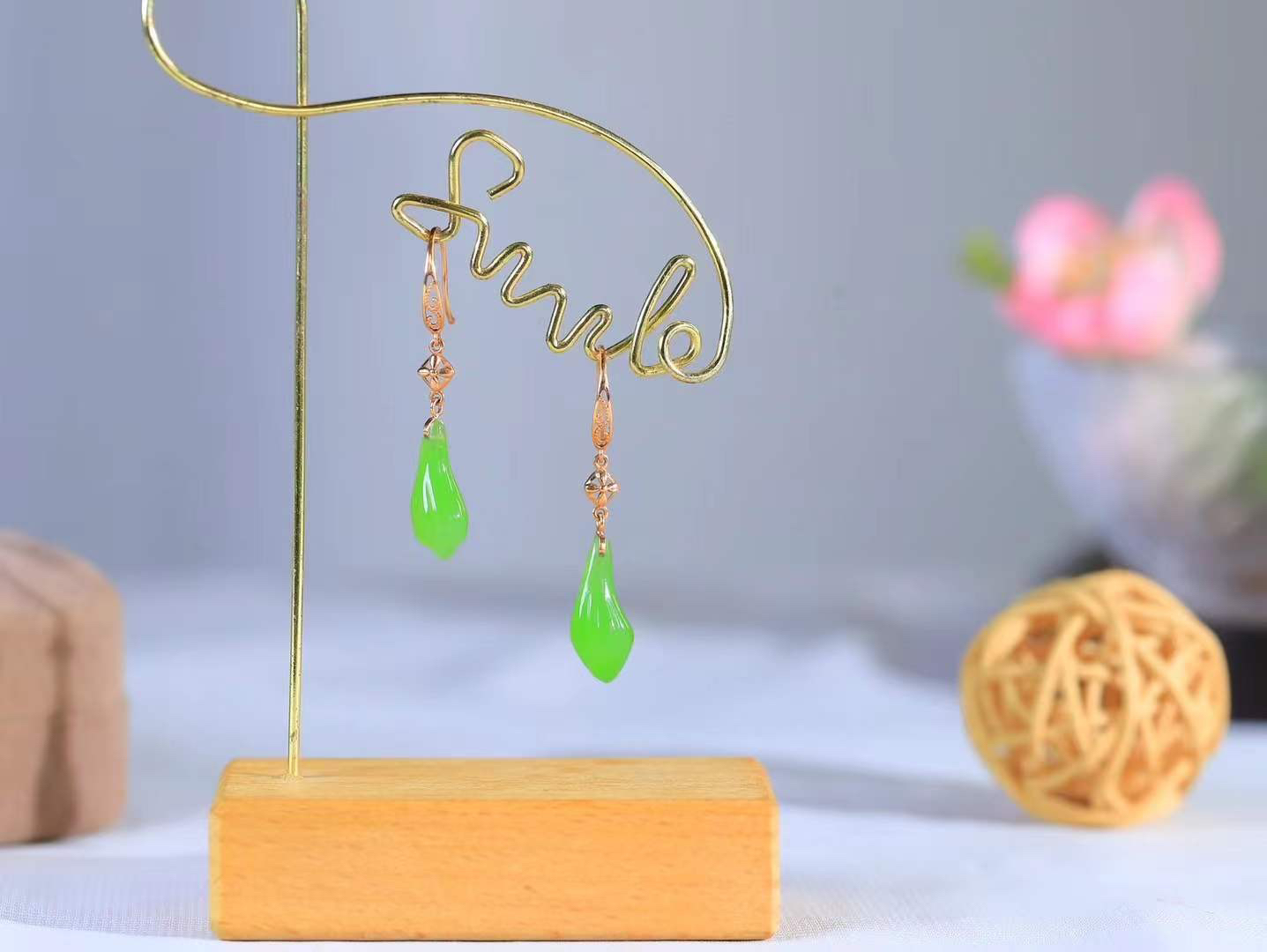 （金镶玉.玉兰花.耳坠）

精品和田玉碧玉兰花耳坠，清丽脱俗的玉兰花，一笔一笔细细雕进玉中，留住不