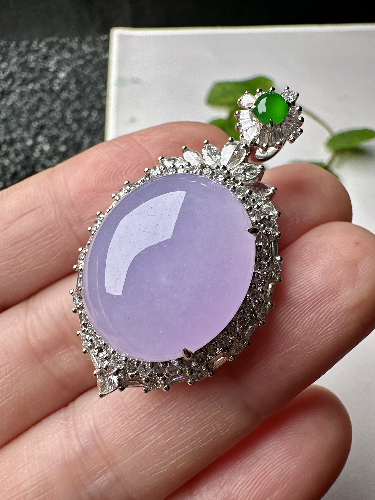 【冰种粉紫蛋面吊坠】质地细腻，饱满度很好，晶莹剔透，18k金钻镶嵌，裸石尺寸20.3*17.1*6.8毫米