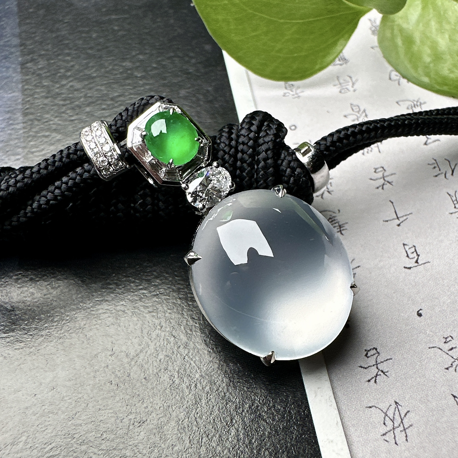 【玻璃蛋面吊坠】质地细腻清爽，玻璃色泽，荧光感强烈，18K金钻镶嵌，裸石尺寸16.7*15*7毫米