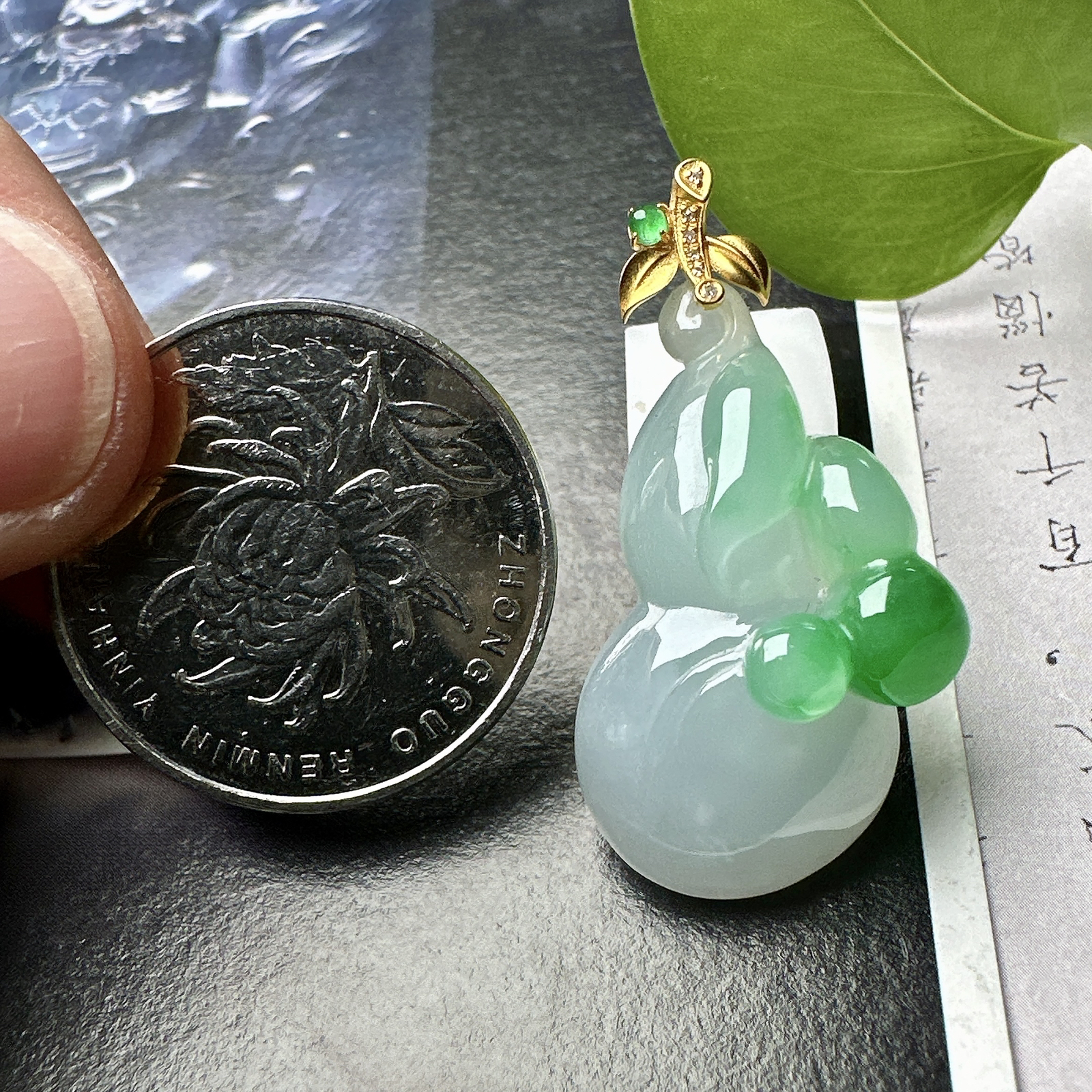 【冰种飘绿葫芦吊坠】质地细腻，随形雕刻，18K金钻镶嵌，裸石尺寸29.5*18.5*12.7毫米
