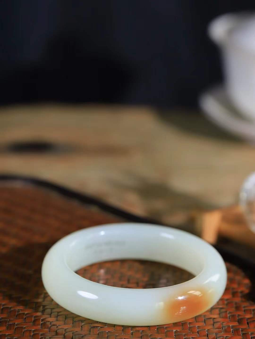 （温柔雅致.手镯）

精品和田玉糖白玉手镯。镯型饱满，温润细腻，脂润沁香。️执一卷书，沏一盏茶