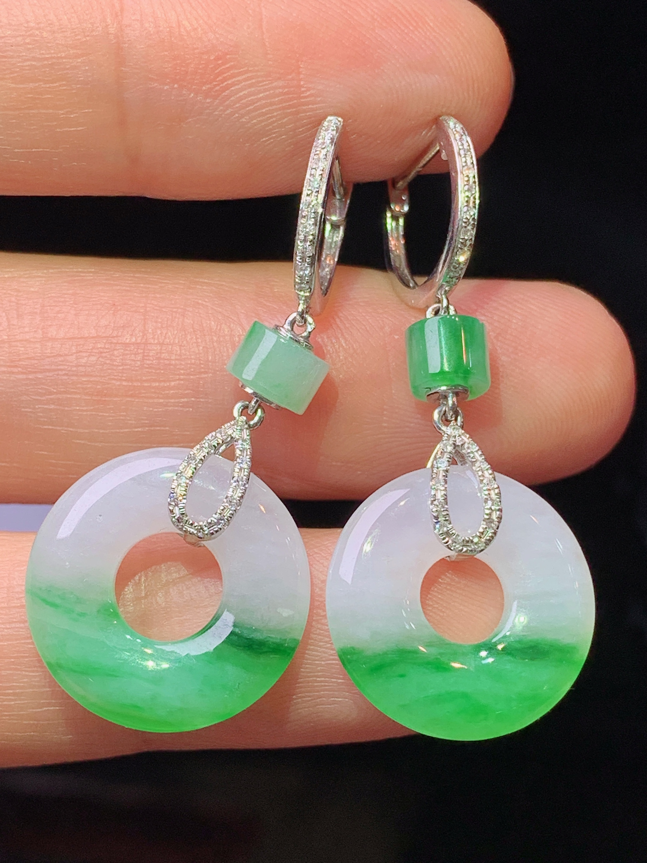 18k金钻镶嵌飘绿平安环耳坠 玉质细腻 色泽艳丽清新 水润亮眼 整体尺寸35.6*15.5*3.2c5