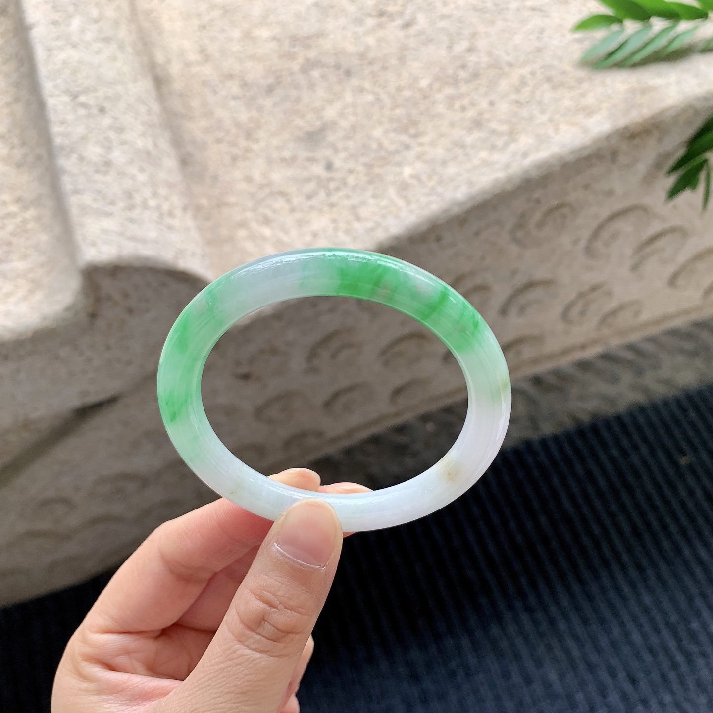 圆条51 52【圈口】52.6/8/8【编码】T6040917【描述】细糯飘阳绿，水润，种老，细腻，打灯有纹线