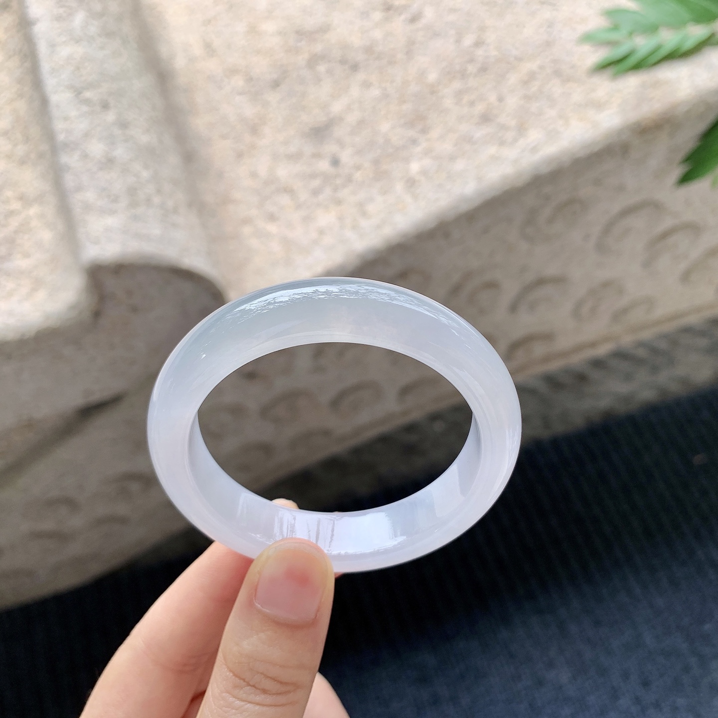 正圈49 50【圈口】50/12.3/8【编码】DW040903【描述】糯冰底色，水润，种老，细腻，打灯有絮线