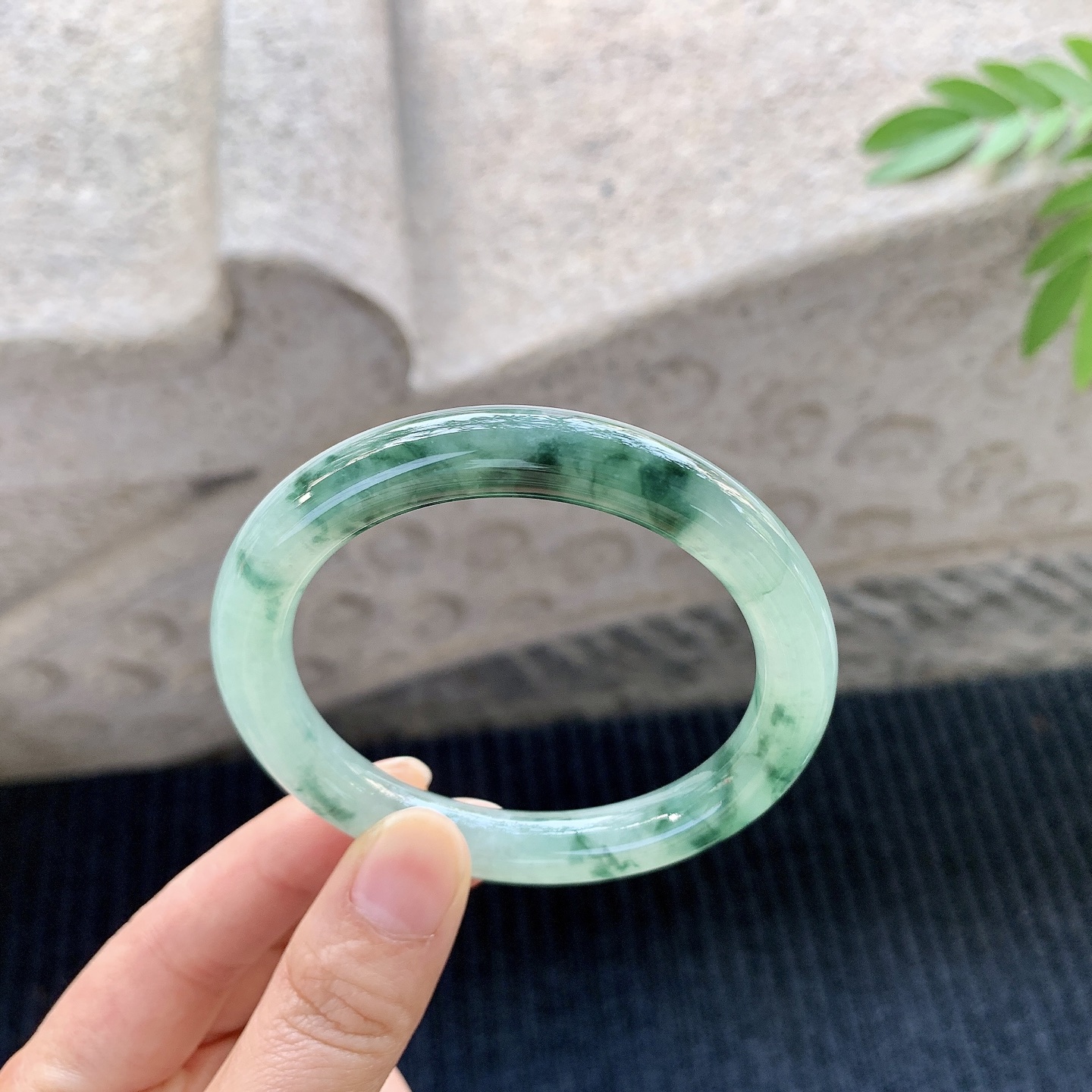 圆条54 55 【圈口】55/9/9 【编码】A1031168 【描述】冰糯飘花，水润，种老，细腻，无纹裂