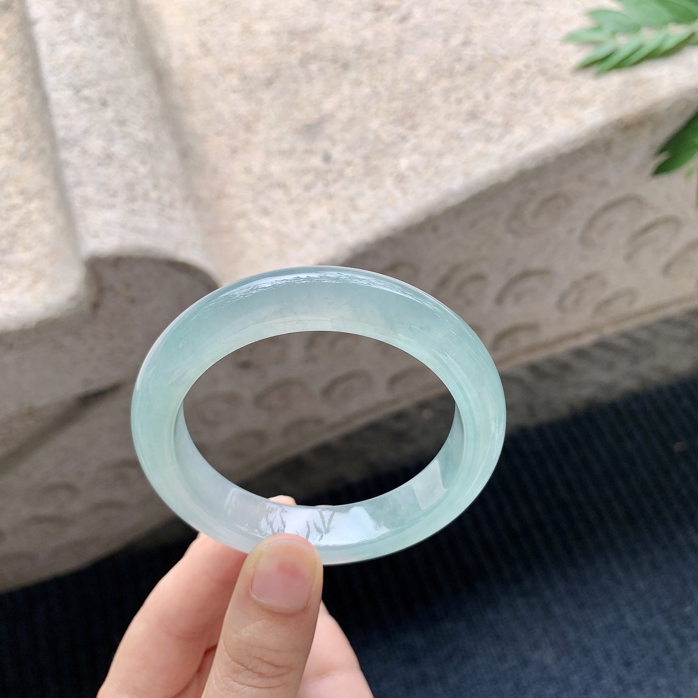 正圈53 54【圈口】54.2/12.2/8.8【编码】C5040939【描述】冰糯晴绿，清透，水润，种老，细腻，打灯有絮线