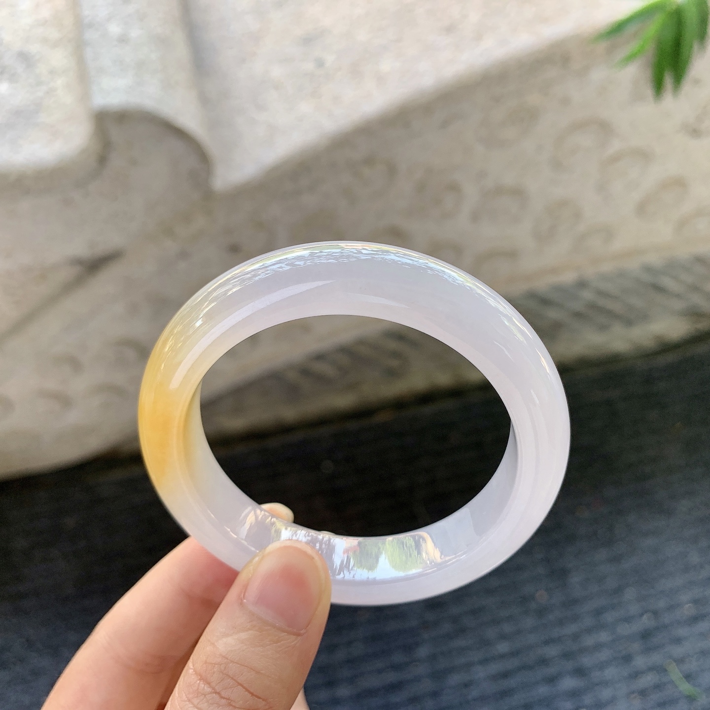 正圈52 53【圈口】53.2/12.3/8.7【】【编码】A1041073【描述】冰糯粉紫飘黄翡，水润，种老，细腻，无纹裂