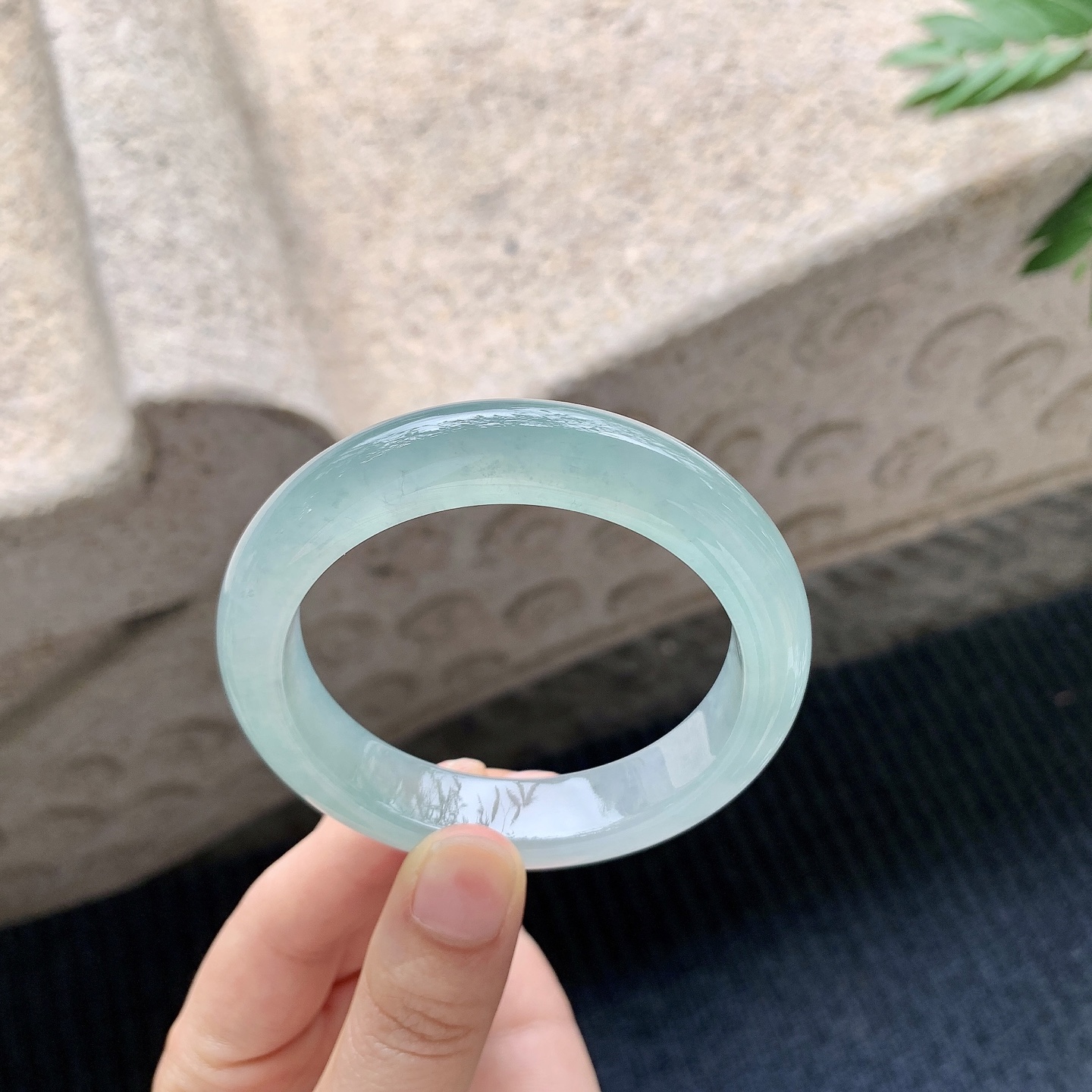 正圈53 54【圈口】54.2/12.2/8.8【编码】C5040939【描述】冰糯晴绿，清透，水润，种老，细腻，打灯有絮线