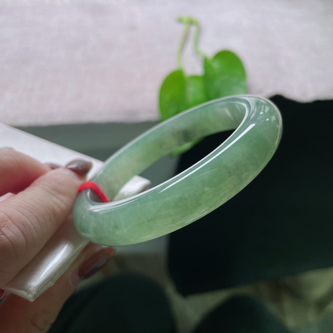 55.5/11.6/7.9，湖水绿正圈，水头好，晶莹玉润，种老，一点皮纹不显，ss49610a